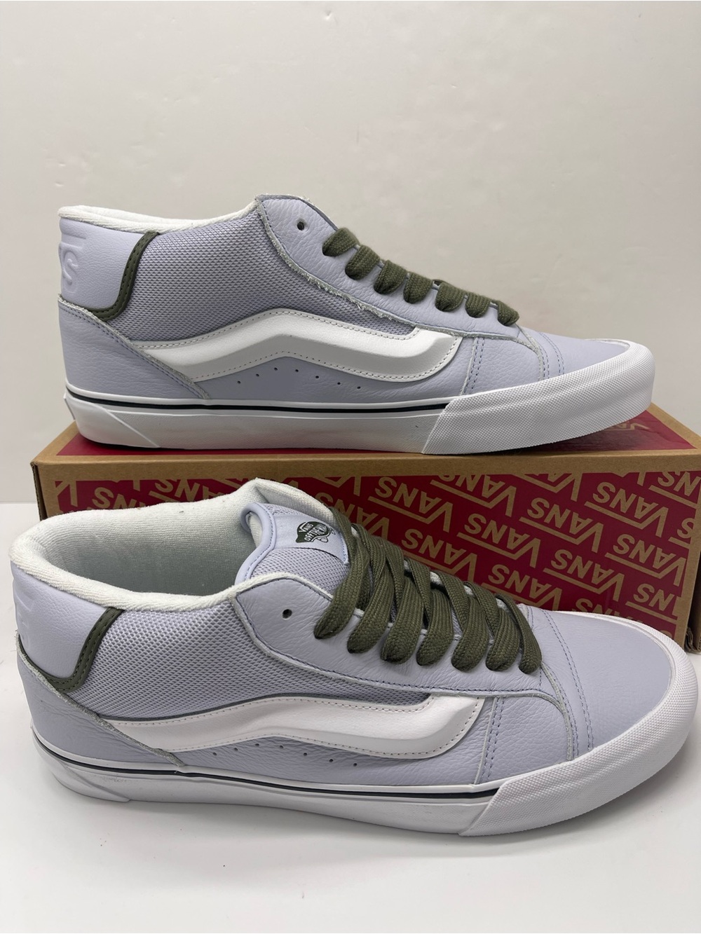 Vans Men’s Sz 13 Knu Mid
Utility Lace Halogen Blue
VN000CQ9CHA Sneakers
